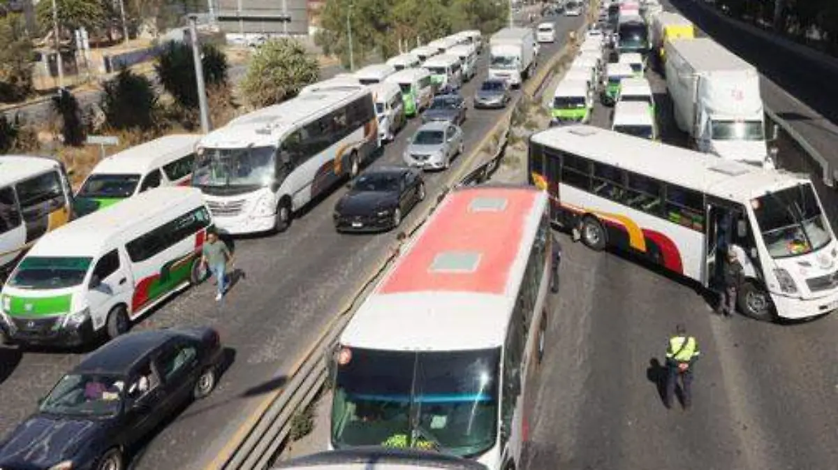 Transportistas del Edomex llegan a un acuerdo y suspenden bloqueos para este lunes