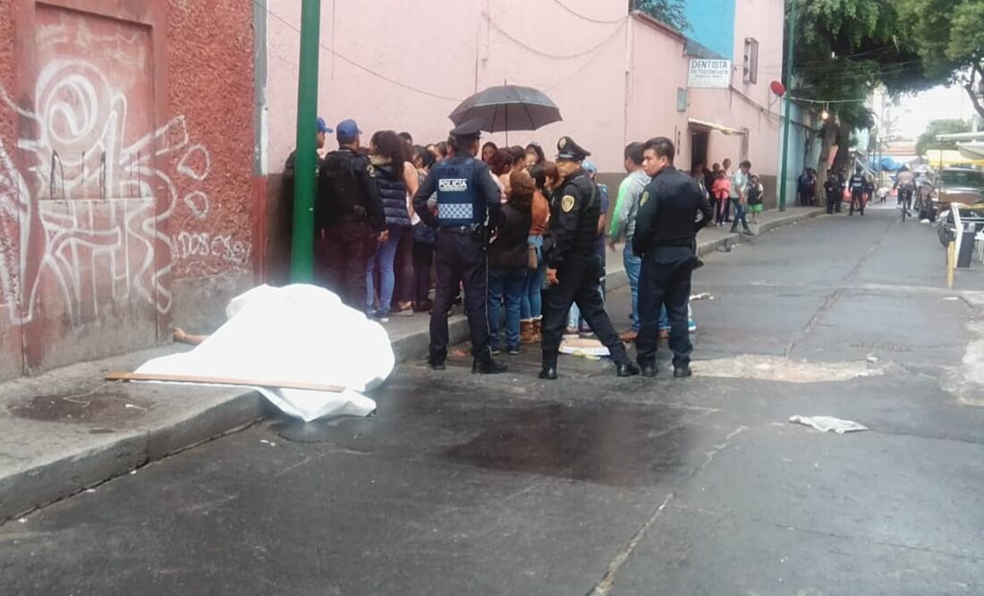 Una persona quien trabajaba en el poder judicial murió y tres más resultaron heridas luego de un ataque a bala zos en la vía pública, los hechos se registraron en las calles Licenciado Francisco Benites esquina Querétaro col. Pr ogreso, en la alcaldía Álvaro Obregón. Minutos después de las 10:00 de la noche policías de la SSC (Secretaria de S eguridad Ciudadana) recibieron una alerta por parte del C2 poniente, en cuanto a que se habían escuchado detonaciones d e arma de fuego en la ubicación antes mencionada, por lo que se aproximaron al lugar. Ya en el sitio los elementos poli ciacos encontraron a 4 personas con diferentes heridas por impacto de arma de fuego una de ellas quien respondía al nom bre de Daniel N, quien trabajaba en el poder judicial de la federación se encontraba en compañía de su esposa y junto  a ella dos más uno de ellos contaba con antecedentes penales, quienes refieren que minutos antes fueron agredidos desd e un vehículo en movimiento del cual sacaro