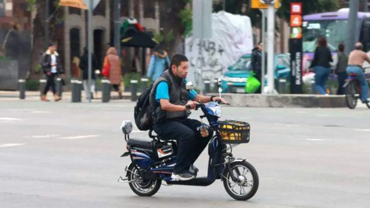 Reglamento de tránsito para motocicletas eléctricas exigen que conductores estén emplacadas y el uso de casco  obligatorio