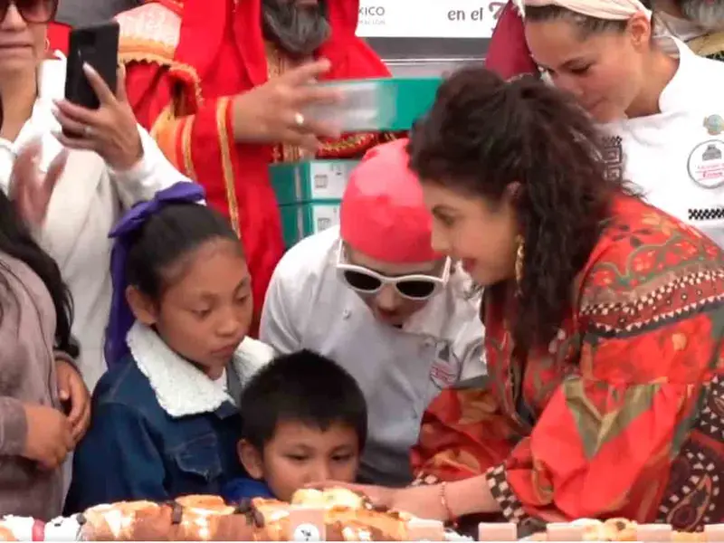 Brugada encabezó la partida de Rosca de Reyes en el Zócalo
