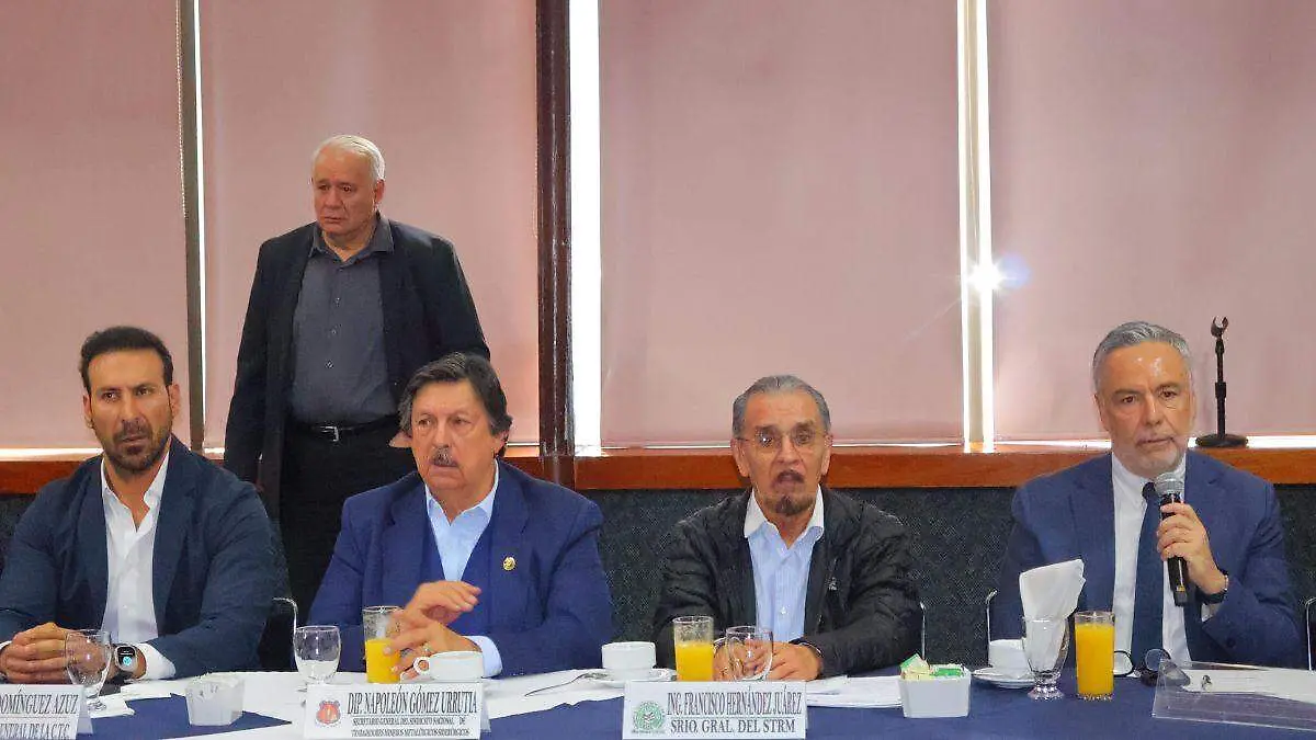 Líderes sindicales acuerdan crear alianza tripartita para evitar aranceles