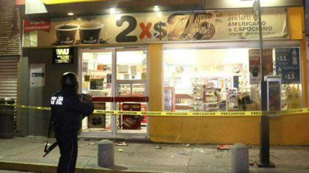 Elemento policiaco mata a ladrón cuando asaltaba una tienda de 24 horas