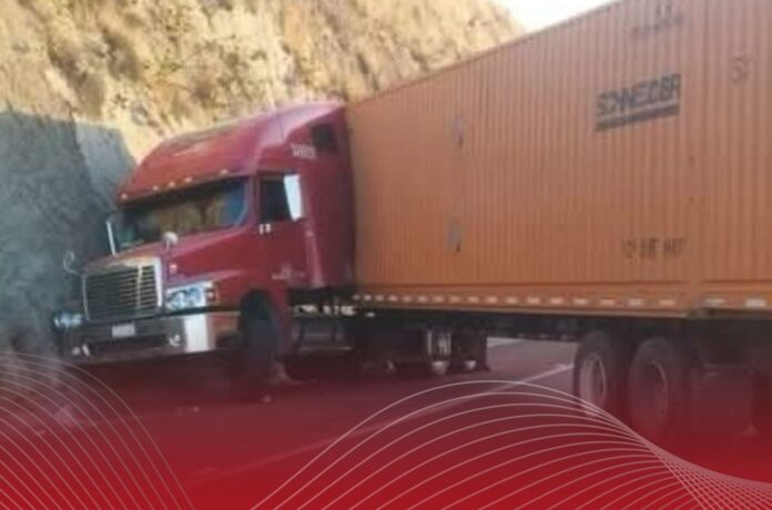 Ejecutan a chofer de tráiler en la Chamapa-Lechería por intento de asalto