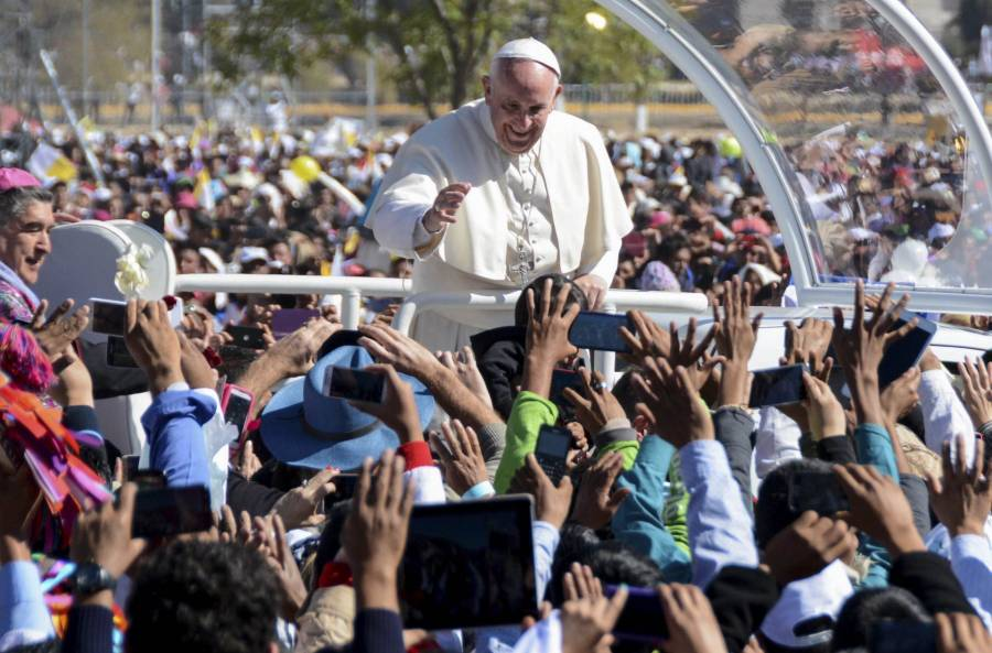 Clara Brugada lamenta el fallecimiento del Papa Francisco y resalta su legado social