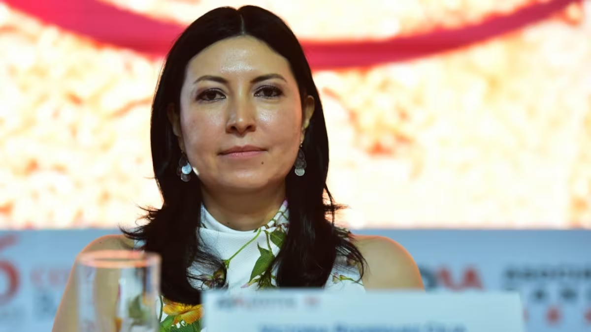 Los servicios financieros deben de revolucionarse, rápidos y baratos: Banxico