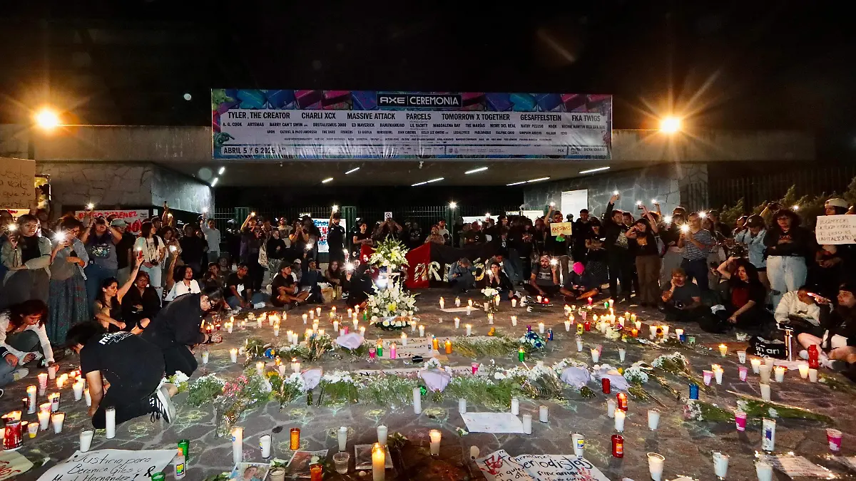 Protestan en memoria de Miguel Ángel y Berenice afuera del Parque Centenario