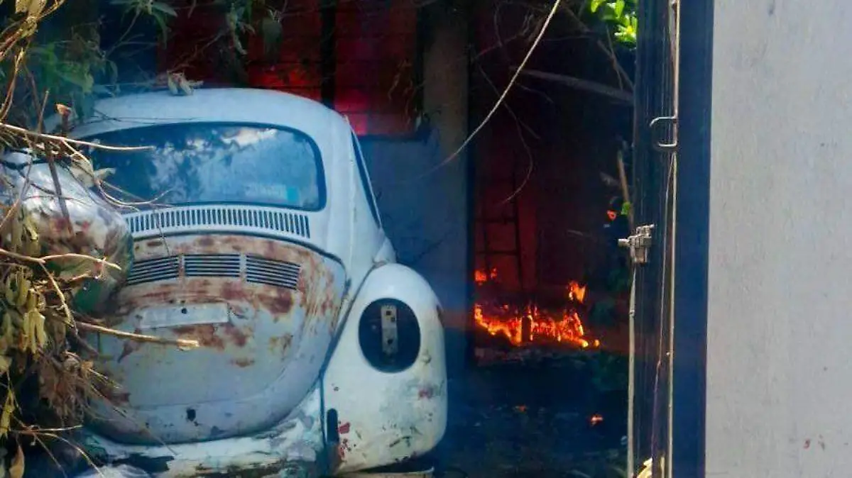 Fallecen dos personas tras incendio en una casa en Coyoacán