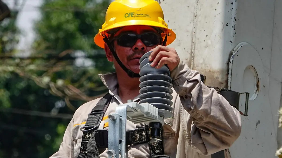 Senado aprueba reforma que permite a funcionarios de la CFE, Pemex y SAT para que puedan portar armas