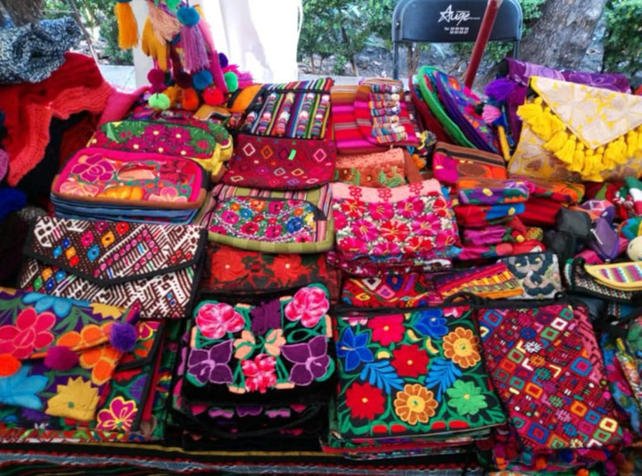 Organizaciones indígenas denuncian falta de espacios para venta de artesanías en el Centro Histórico