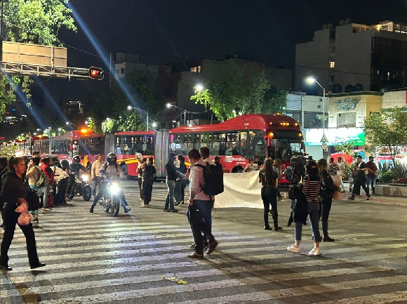 Padres de familia bloquearon Insurgentes Norte y el Eje 1 Norte para que reabran la Academia Militarizada Ollin  Cuauhtémoc