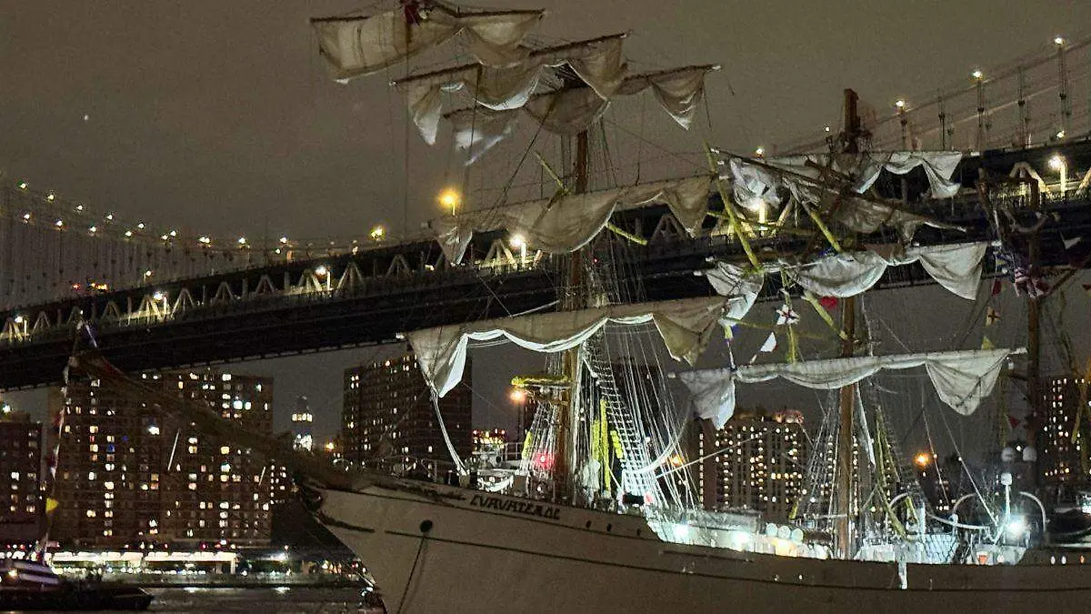 Buque escuela Cuauhtémoc choca contra el puente de Brooklyn y deja 22 tripulantes heridos