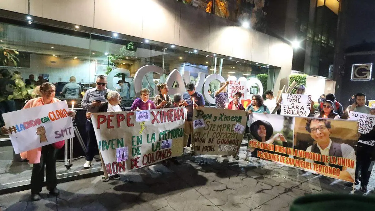 Entre porras y tristeza despiden a Ximena y José asesinados, en una funeraria de Sullivan