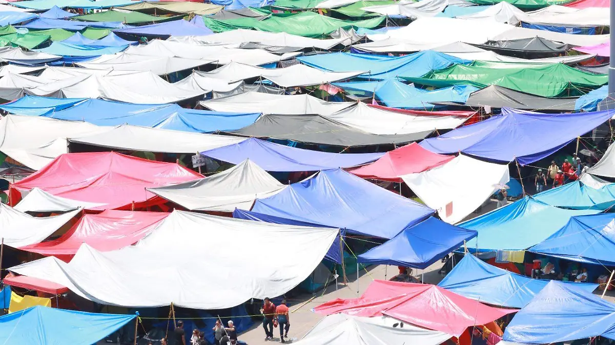 CNTE insiste en permanecer en plantón en el Zócalo, a pesar de los estragos que causan