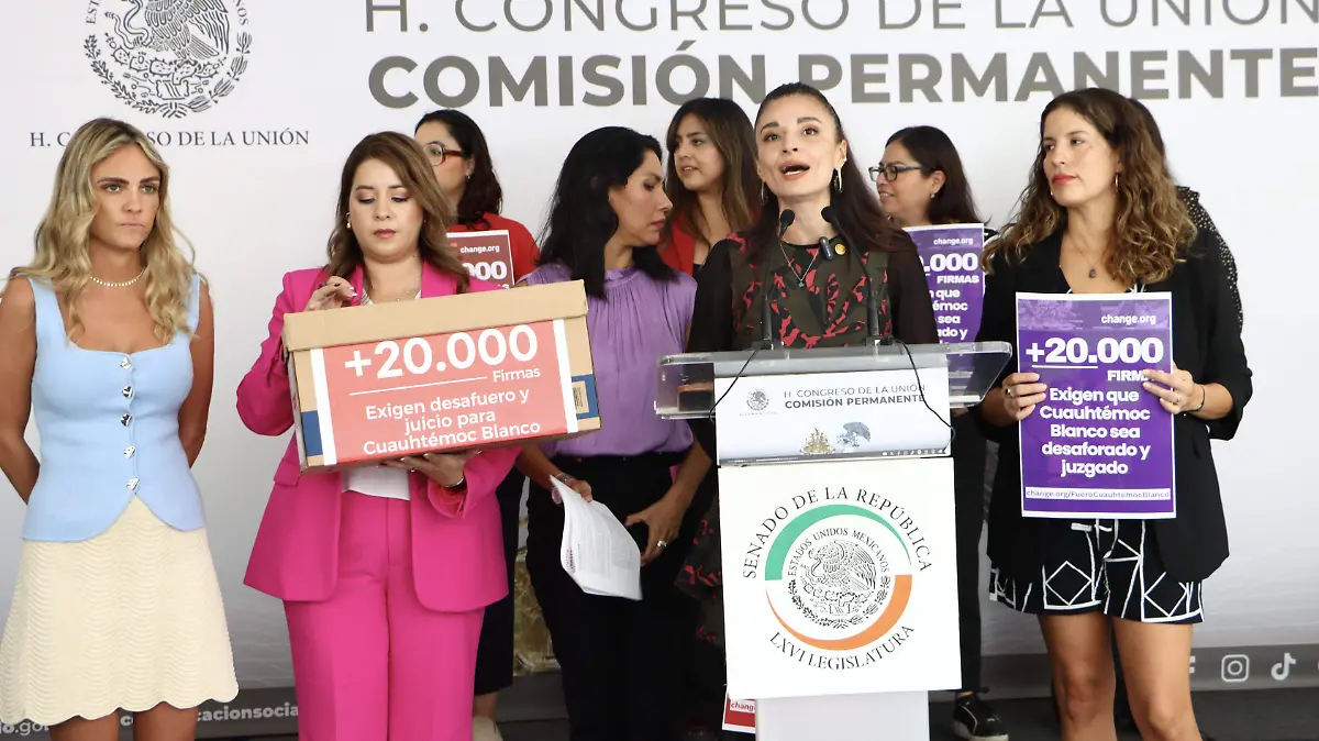 Presentan 23 mil firmas para solicitar el desafuero de Cuauhtémoc Blanco
