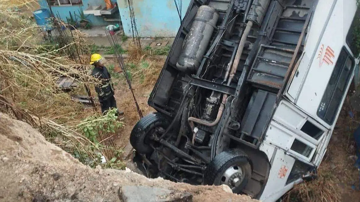 Chofer de microbús vuelca y cae en una casa de Atizapán