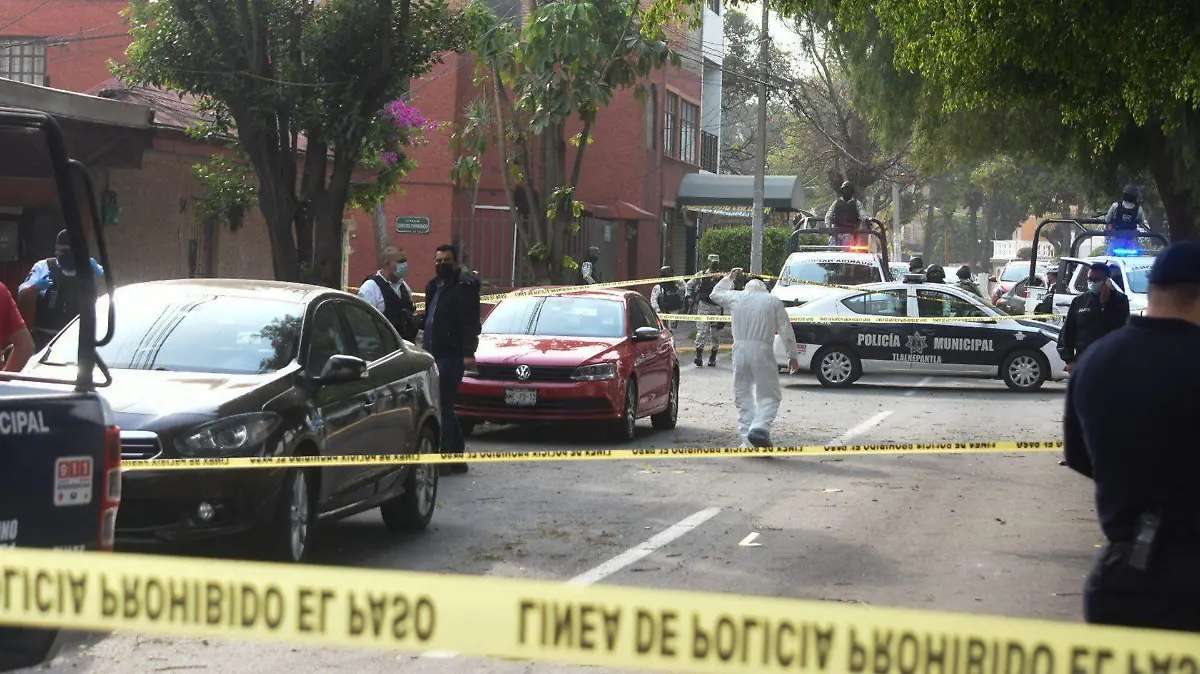 Ejecutan a sujeto cuando caminaba en la calle y dos personas resultan heridas en Tlalnepantla