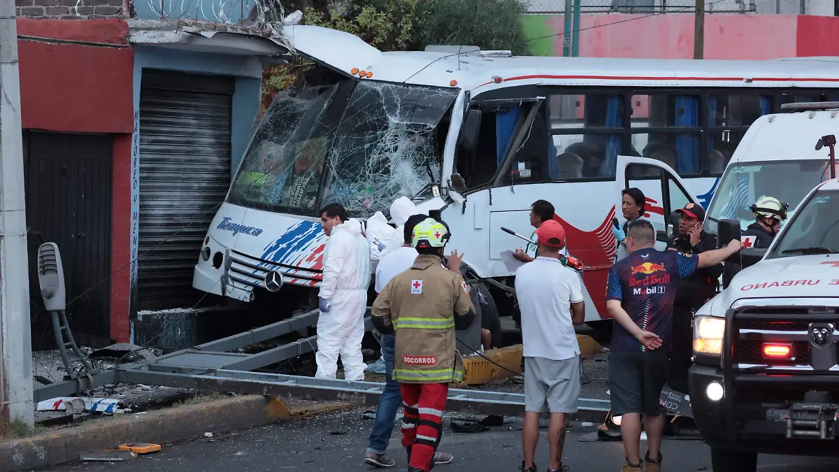 Camión de pasajeros arrolla a tres personas y mata a una mujer en la GAM