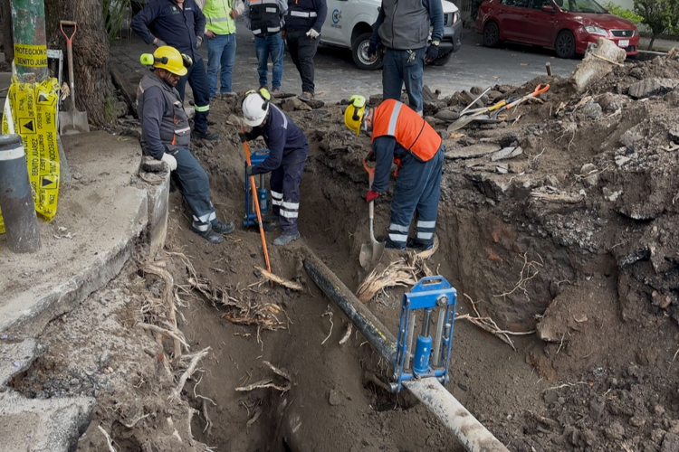 Una fuga de gas en la Benito Juárez fue ocasionada por obras para reparar otra, pero de agua
