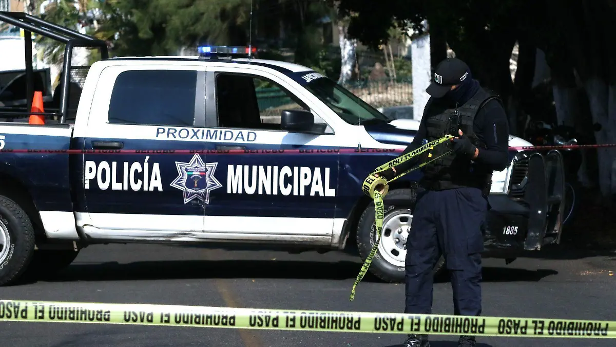 Ejecutan a sujeto de siete balazos cuando iba en su moto en Lerma, Edomex