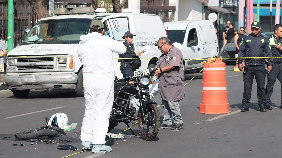 Motociclista muere tras impactarse contra banqueta en La Paz, Edomex