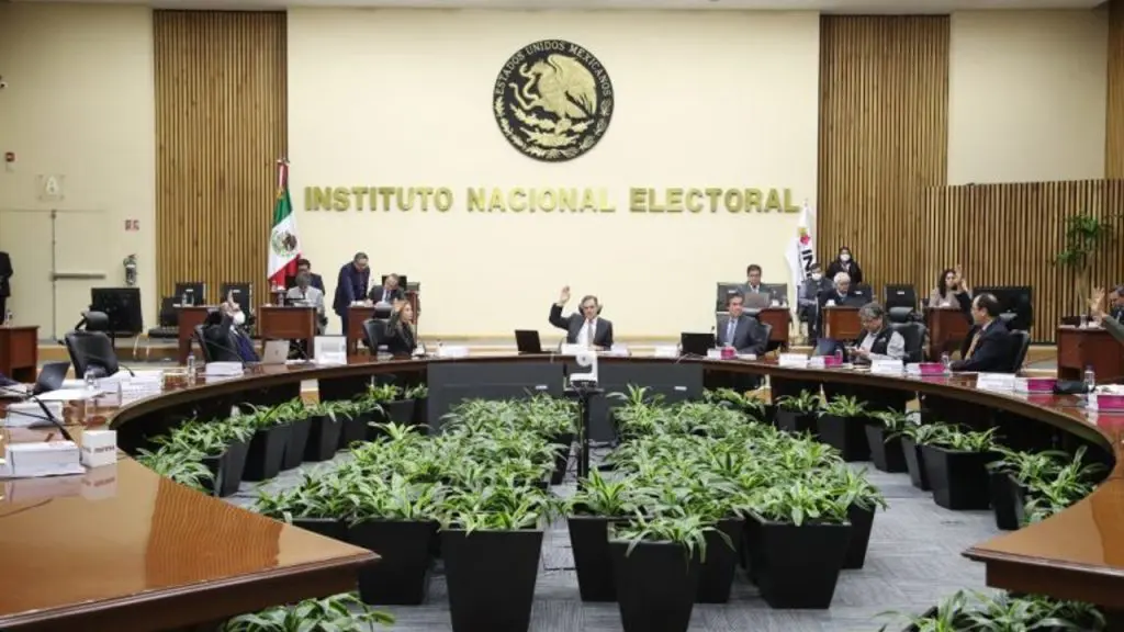 Coordenadas Políticas/Martín Aguilar/La manzana de la discordia