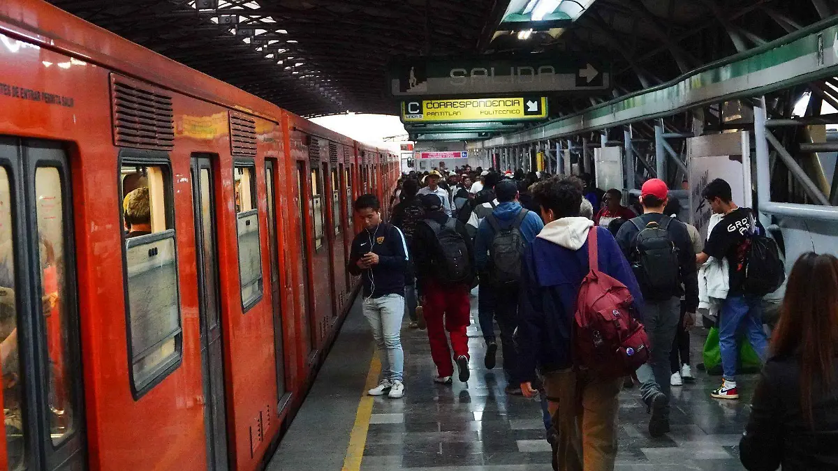 Metro y Edomex se unen para reforzar seguridad e inspeccionar ambulantaje en Línea B Martín Aguilar La línea  B del Sistema del Transporte Colectivo Metro que va de Buenavista a Ciudad Azteca, en el municipio de Ecatepec, será ob jeto de una revisión integral a las afueras de las estaciones, principalmente en la terminal que llega al Estado de Mé xico, donde proliferan ambulantes y falla la iluminación de lámparas públicas. Lo anterior fue acordado entre la pres identa municipal de Ecatepec, Azucena Cisneros Coss, y el director del Metro, Adrián Rubalcava Suárez, durante una reu nión que sostuvieron en el Campamento El Chamizal. Ambos funcionarios coincidieron en atender a la brevedad temas de se guridad, comercio informal y protección civil en torno a la Línea B, a fin de beneficiar a los miles de usuarios que u tilizan dicho sistema de comunicación. Durante una mesa de trabajo, la alcaldesa y el titular del Metro acordaron colab orar principalmente en materia de segurid