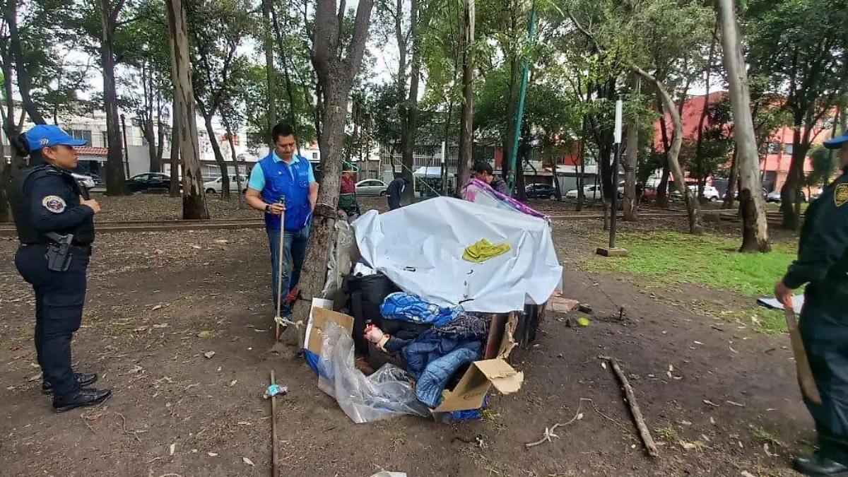 Autoridades de Coyoacán recuperan espacios ocupados por indigentes y clausuran chelerias