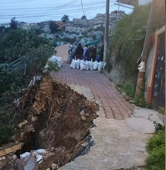 Socavón “se traga” media calle en la colonia Ampliación La Mexicana, en Álvaro Obregón