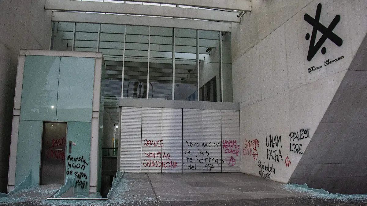 Sheinbaum criticó la quema de libros en la UNAM durante marcha antigentrificación