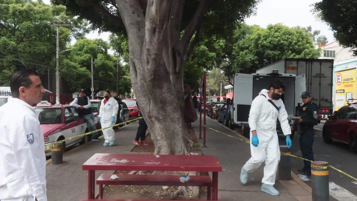 Localizan el cadáver de una mujer de la tercera edad en una banca de la Granjas México