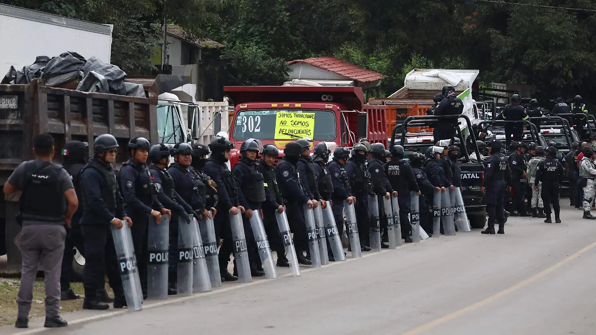 Retienen a policías y queman patrullas en protesta por operativo en el sur del Edomex