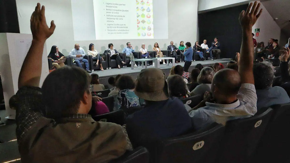 Gobierno de la CDMX buscará rescatar negocios desplazados por hoteles y coworkings