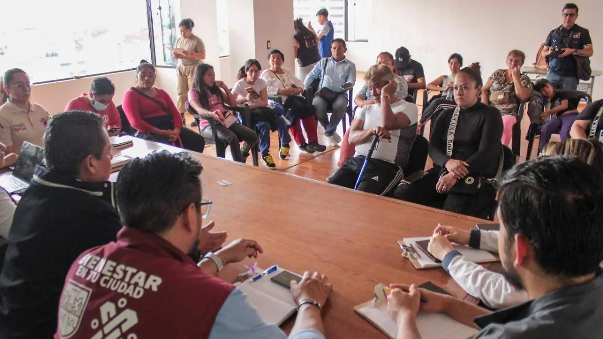 Entregan apoyo a afectados del socavón en la colonia América