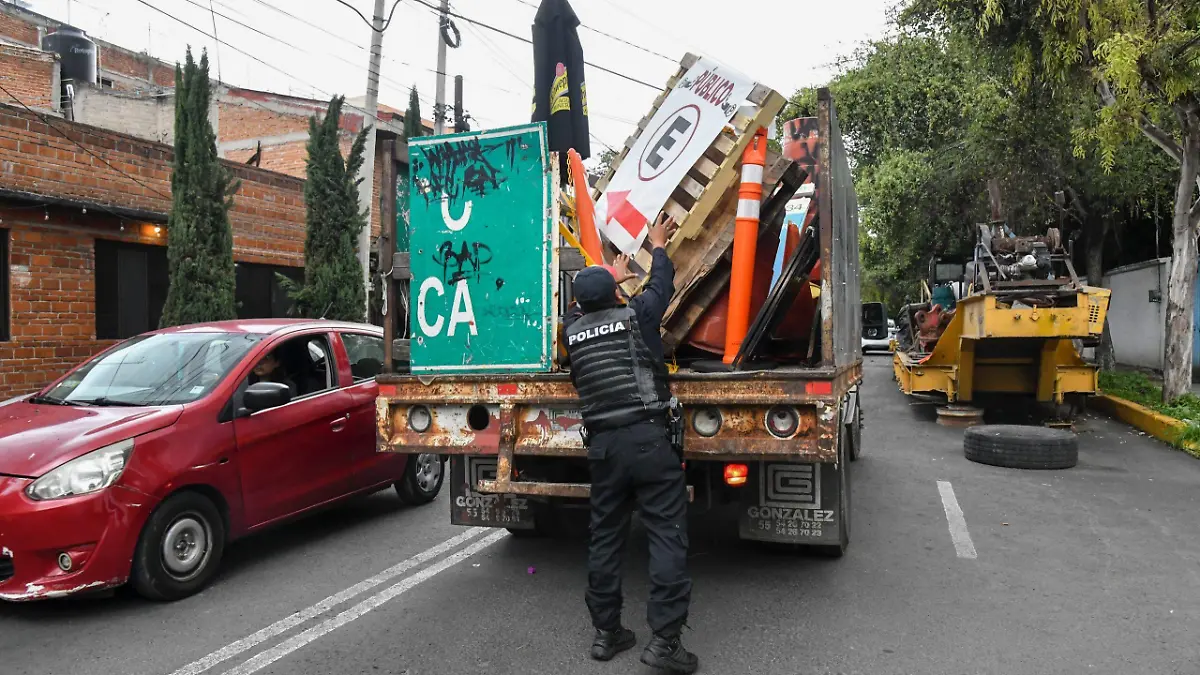 Blindar BJ retira botes, conos y anuncios que apartaban lugares en vía pública