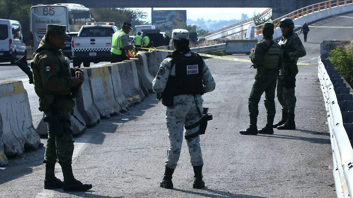 Sin vida encuentran a un hombre a un costado de la carretera México-Toluca