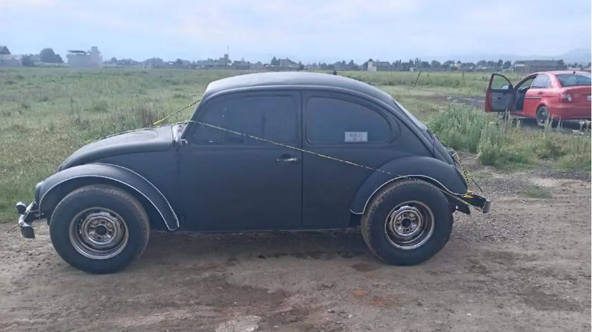 Dentro de un Vocho negro, en Chalco, encuentran a un hombre sin vida