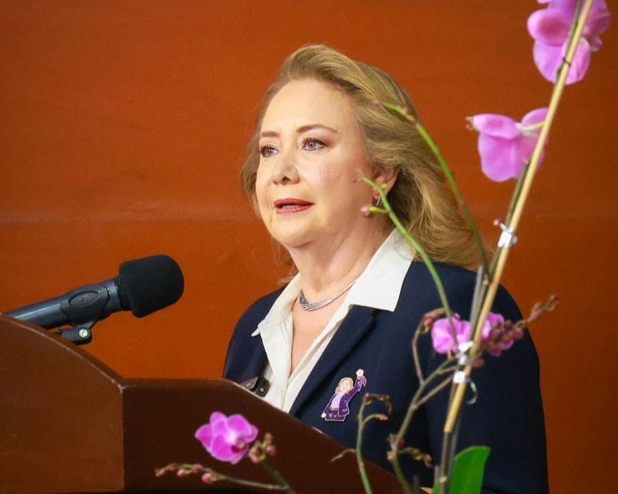 Yasmín Esquivel recibe reconocimiento por su labor jurista