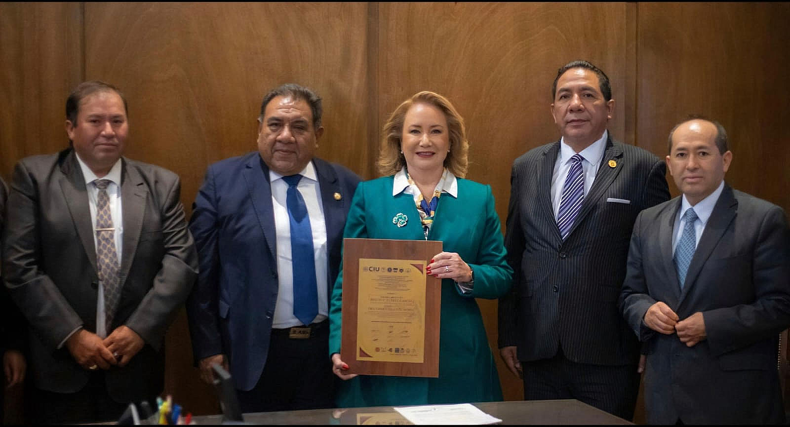 Yasmín Esquivel recibe reconocimiento por su labor jurista