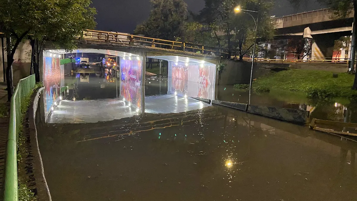 Tormenta paraliza el Metro, el AICM e inunda viviendas de CDMX