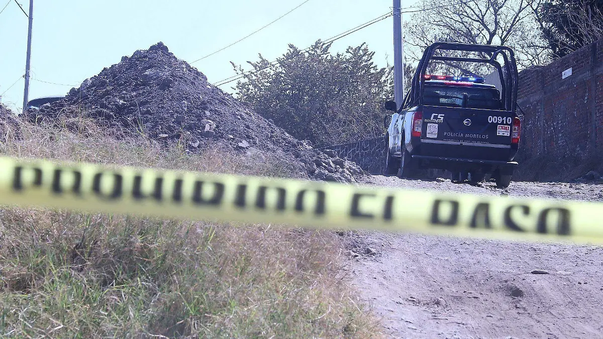 Abandonan cadáver de un hombre en una carretera de Tezoyuca