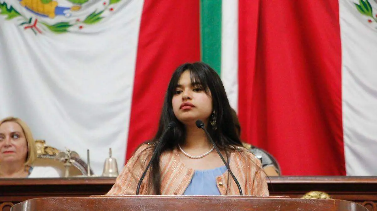 Ana Karen Sotero reclamó a los legisladores por su actitud mientras recibía el Premio de la Juventud