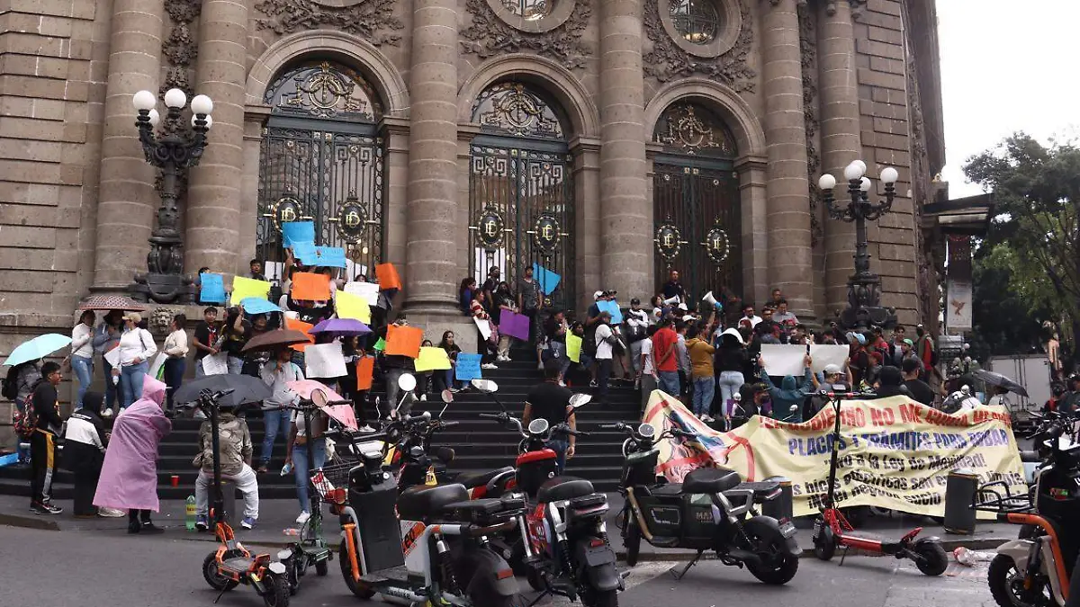 Usuarios de scooters y bicis eléctricas rechazan uso de placas y tarjeta de circulación