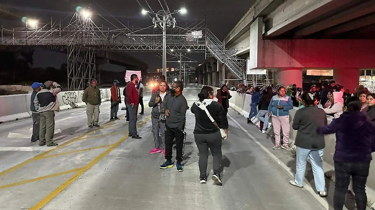 Protesta por vecinos de Valle de Chalco paraliza servicio del Trolebús Elevado