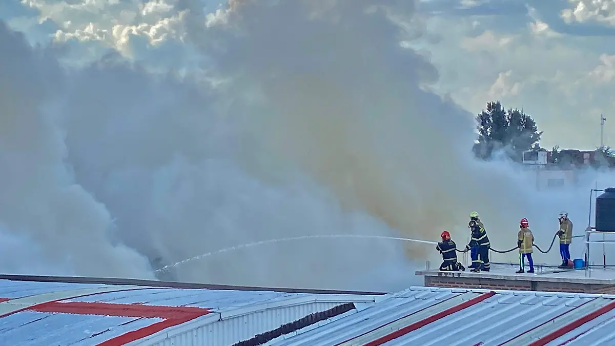 Incendio consume fábrica de peluches en Chimalpopoca, Iztacalco