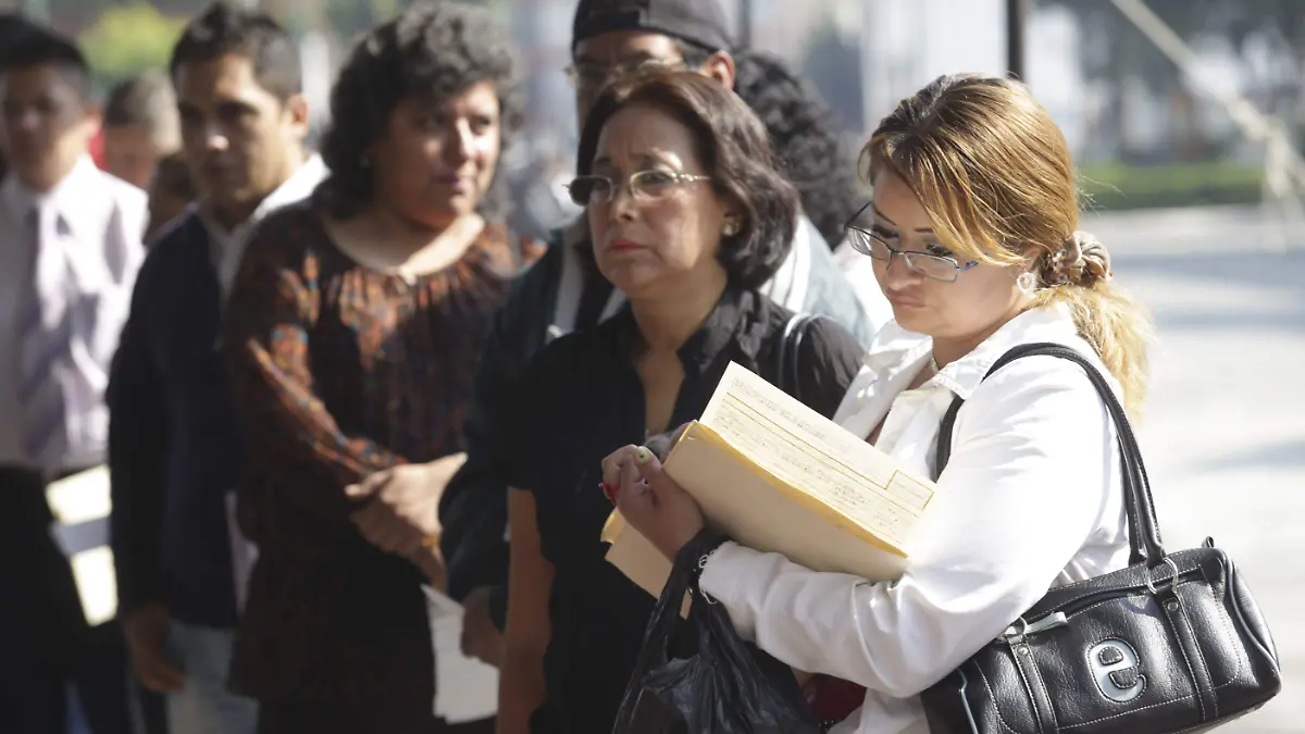 Congreso aprueba reformas para garantizar igualdad salarial entre mujeres y hombres Rebeca Marín Cambios a leye s para garantizar la igualdad salarial en la Constitución de la Ciudad de México, fueron avalados en el Congreso capit alino con lo que mujeres y hombres ganarán una misma cantidad de dinero por el trabajo que emprendan con característic as similares. Las reformas obligan a las autoridades a aplicar medidas para acabar con la brecha salarial en toda la met rópoli. Fue la presidenta de la Comisión de Igualdad de Género del Poder Legislativo local, la congresista morenista  Cecilia Vadillo Obregón, autora de una de las iniciativas que conforman el dictamen en la materia aprobado, quien reco rdó el momento histórico que vive el país y la ciudad en la participación política de las mujeres. Y declaró: “l a vida pública se ha convertido en un asunto de mujeres”. A su voz se sumó la diputada coordinadora de la bancada de  Morena en el Congreso, Xóchitl Bravo Esp