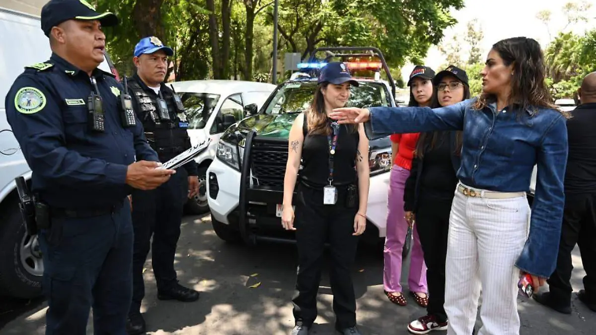 Recupera Tránsito y Alcaldesa de Cuauhtémoc espacios públicos en Tlatelolco Martín Aguilar Alessandra Rojo d e la Vega, Alcaldesa de Cuauhtémoc, realizó un operativo conjunto de la Dirección General de Seguridad Ciudadana de l a demarcación y la Subsecretaría de Control de Tránsito, en la primera sección de Tlatelolco donde se recuperaron es pacios públicos en Insurgentes Norte y Ricardo Flores Magón. Durante la acción, que forma parte de la estrategia ‘B lindar Cuauhtémoc’, se aplicaron 18 infracciones, se levantaron 5 garantías y 8 motocicletas fueron remitidas al dep ósito vehicular por estacionarse en lugares prohibidos. Mientras supervisaba el dispositivo, la mandataria atendió dir ectamente a vecinas y vecinos que se acercaron a plantear diversas solicitudes. Uno de los reportes inmediatos fue la fa lta de luminarias en andadores y áreas verdes del edificio Pedro Moreno, situación que fue resuelta en el momento por  personal que acompañaba el recorrido. �