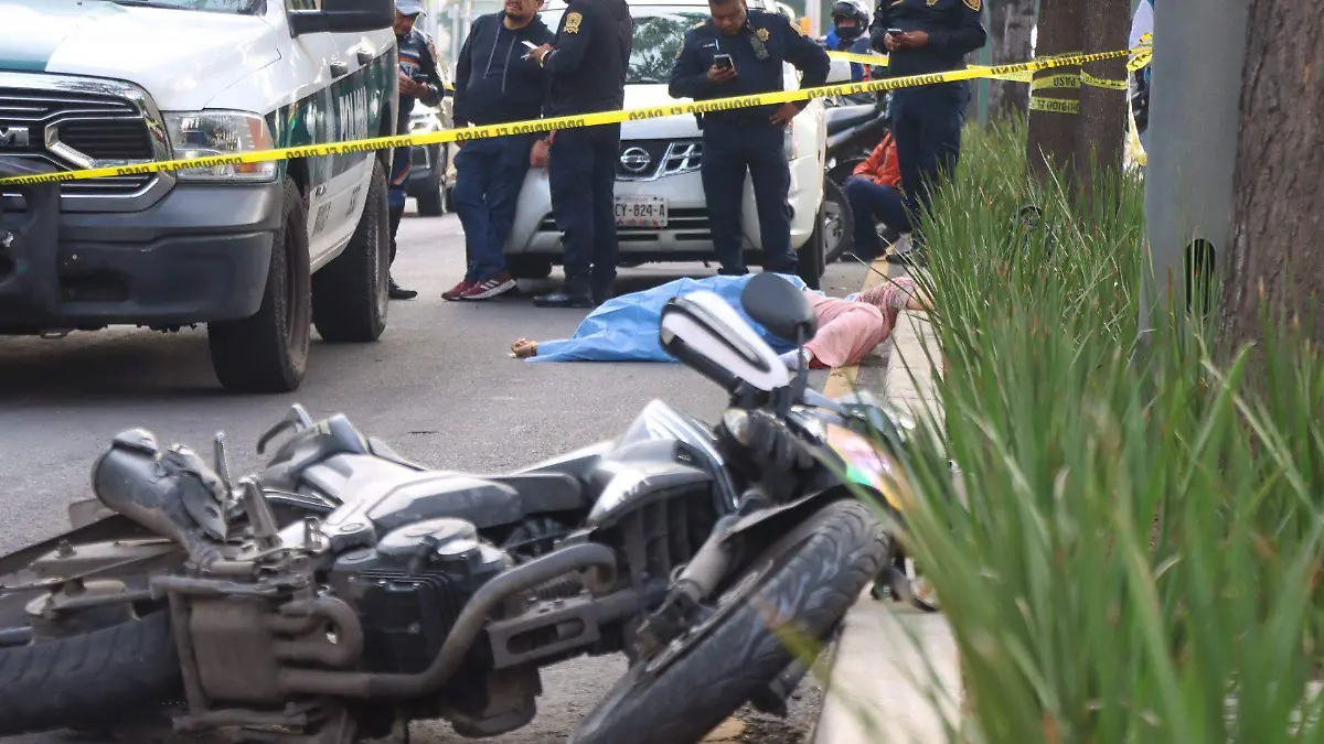 Tráiler fuera de control arrolla a motociclista