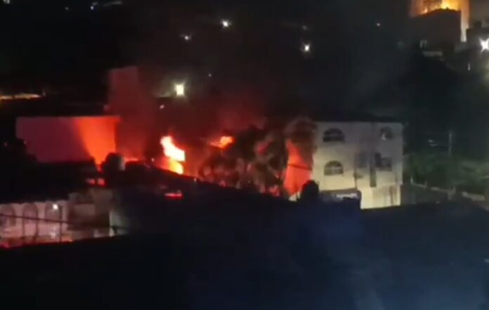 Hombres armados atacan e incendian casa de alcaldesa de Queréndaro, Michoacán