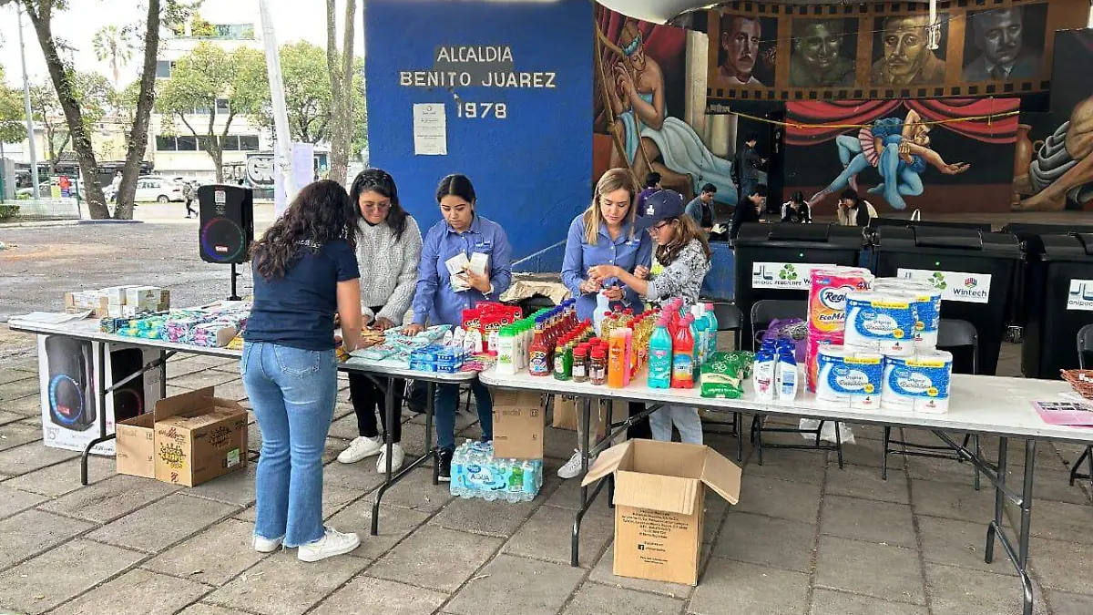 ANIPAC acopia más de 600 kg de residuos plásticos en Benito Juárez durante Eco-Cambalache Martín Aguilar Dur ante la quinta edición del Eco-Cambalache, celebrada los días 21 y 22 de agosto en el Parque de los Venados, la Asoci ación Nacional de Industrias del Plástico (ANIPAC) logró acopiar 666 kilogramos de residuos plásticos, que serán re ciclados para la fabricación de nuevos productos. El evento, abierto a toda la ciudadanía, promueve la disposición co rrecta de residuos plásticos al final de su vida útil. Los asistentes pudieron intercambiar botellas de PET y otros ma teriales por productos de la canasta básica, además de aprender a identificar los tipos de plástico para su adecuada  separación. Raúl Mendoza, director general de ANIPAC, destacó la importancia de la colaboración entre autoridades, e mpresas y sociedad civil para enfrentar el reto de la contaminación por residuos. Cada persona genera más de un kilo d e residuos al día, lo que representa más
