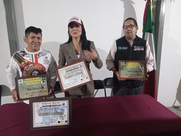 Diputada Gabriela Jiménez entrega diplomas en Azcapotzalco